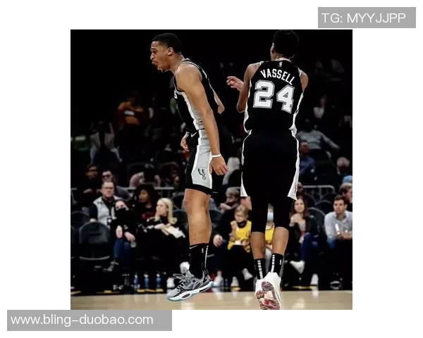 莫布里穿着签名鞋与华子对抗兄弟情深从小一起打AUU